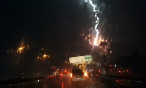 İstanbul’da elektrik direğine yıldırım düştü