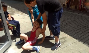 Rakibine yenilen minik güreşçinin büyük üzüntüsü