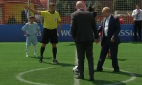 Putin'den Kızıl Meydan'da futbol şovu