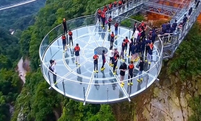 Dünyanın en büyük cam terası Çin'de açıldı