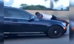 Süratle giden aracın üzerinde kurtarılmayı bekledi