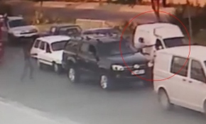 Araç içerisinde konuşurken cep telefonunu çaldılar