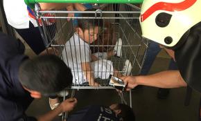 Parmakları alışveriş sepetine sıkışan çocuğu itfaiyeciler kurtardı