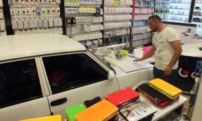 Kontrolden çıkan otomobil iş yerine girdi