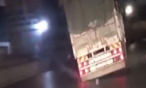 Aşırı hız yapan meyve yüklü kamyon devrildi