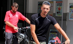 Bisikletle hacca gidiyorlar