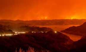California'da devam eden yangın etkisini artırdı