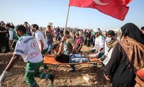 İsrail askerleri Türk bayrağını taşıyan genci vurdu