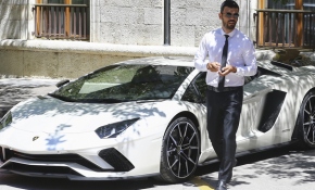 AK Parti Milletvekili Sofuoğlu Meclis’e spor aracıyla geldi