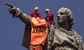 İspanya'da Kristof Kolomb heykeline can yeleği taktılar