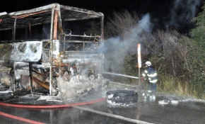 Seyir halindeyken alev alan yolcu otobüsü küle döndü