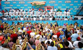 New York'ta sosisli sandviç yeme yarışması