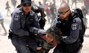 İsrail askerleri Filistinli kadının başörtüsünü yırtarak yerde sürükledi