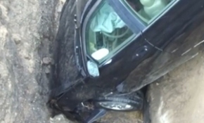 ABD'de acemi sürücü aşırı yağışların oluşturduğu obruğa düştü