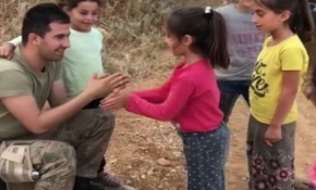 Çocukların yüzünü Mehmetçik güldürdü