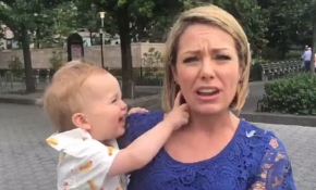 Bakıcı bulamayınca ekrana bebeğiyle çıktı