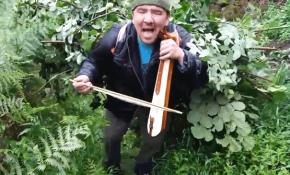 Sırtındaki yüklerle kemençe çalıyor