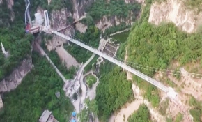 Çin'de 5D teknolojili cam asma köprü ziyarete açıldı