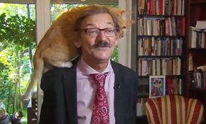 Polonyalı tarihçi kedisine rağmen röportajı sürdürdü