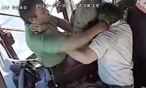 Seyir halindeki otobüste yolcuyla şoför kavga etti