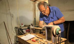 40 yıllık torna ustası enstrümana şekil veriyor