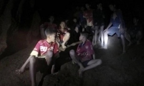 Taylandlı çocukların kurtarılma anı kameralara yansıdı