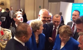 NATO zirvesinde liderler Hırvatistan-İngiltere maçını takip etti