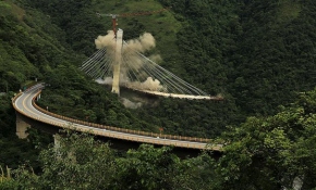 Kolombiya'da 9 işçinin öldüğü köprü inşaatı patlayıcılarla yıkıldı