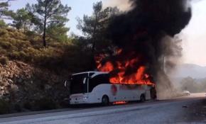 Muğla'da seyir halindeki yolcu otobüsü alev aldı