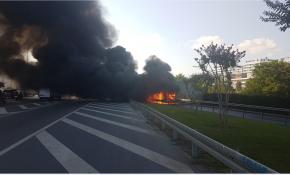 İstanbul Bayrampaşa'da İETT otobüsü alev alev yandı