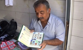 Pazarcının 30 yıllık pul tutkusu