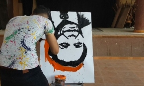 Mısırlı ressam baş aşağı portrelerini birkaç dakikada boyuyor