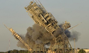 Cape Canaveral fırlatma kuleleri patlayıcılarla yıkıldı