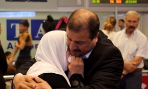 İsrail'in ayırdığı anne-oğul İstanbul'da kavuştu