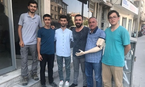 Vatana kolunu feda eden gaziye liselilerden protez kol
