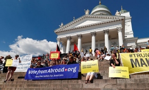 Helsinki'de Trump-Putin zirvesi protesto ediliyor