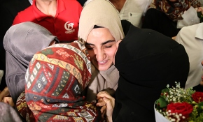 Ebru Özkan Türkiye'ye döndü