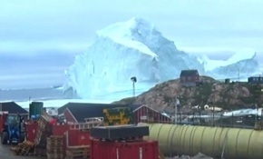 Grönland'da 11 milyon tonluk dev buzdağı küçük kasabayı korkutuyor