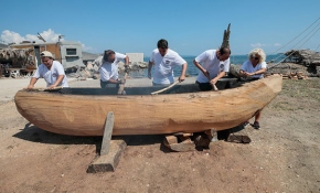 Cilalı Taş Devri tekniğiyle ilkel tekne yapılıyor