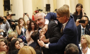 Trump-Putin zirvesini protesto eden gazeteci yaka paça atıldı