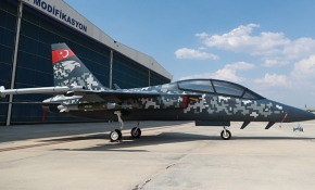 Türkiye'nin milli savaş uçağı Hürjet Londra'da sergilendi