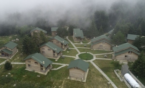 Etrafı çam ağaçlarıyla örtülü Uludağ'ın orman köşkleri