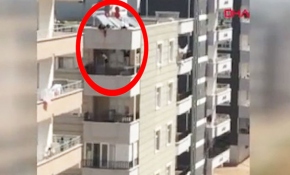 Anahtarı evde unutunca çocuğunu çatıdan balkona sarkıttı