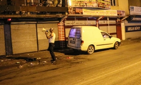 Dolandırıldığını iddia eden kişi parasını megafonla istedi