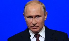 Putin, Fox News sunucusunun uzattığı kağıdı almadı: Onu masaya koy