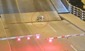 Bisikletli kadın köprünün boşluğuna sıkıştı