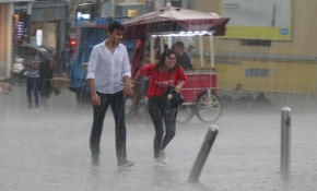 Kuvvetli yağış İstanbul'u etkisi altına aldı