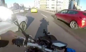 Motosiklet sürücüsü kıl payı ölümden döndü