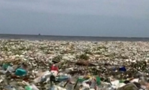 Santo Domingo denizinde plastikler yüzüyor
