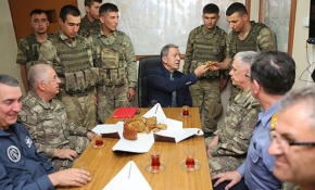 Hulusi Akar askerlere elleriyle kek ikram etti